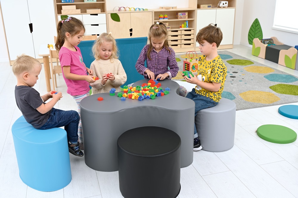 Enfants réalisant une activité de coopération en groupe à l'école